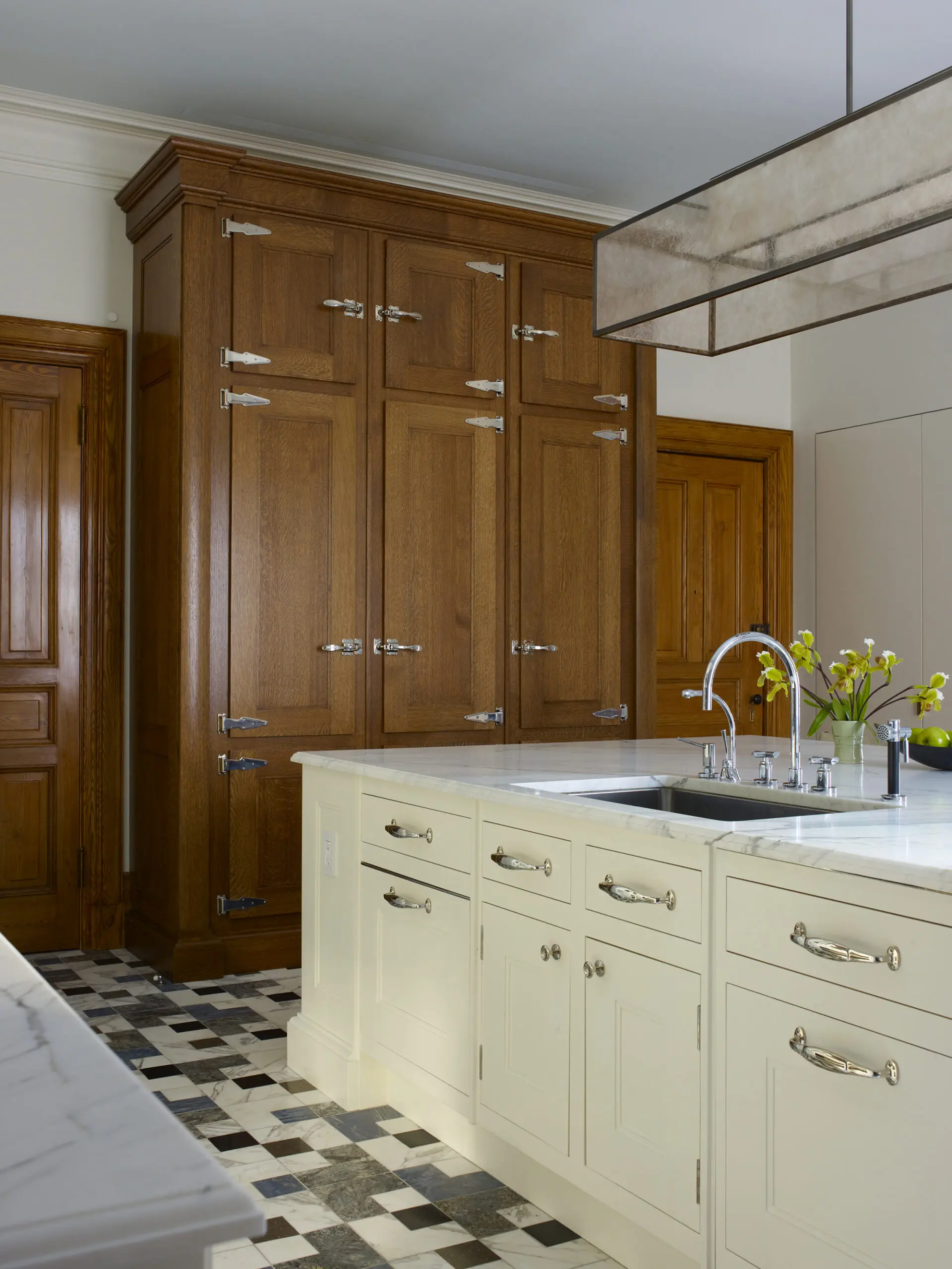 Jamie Drake Design. Landmark Living Photography by William Waldron.