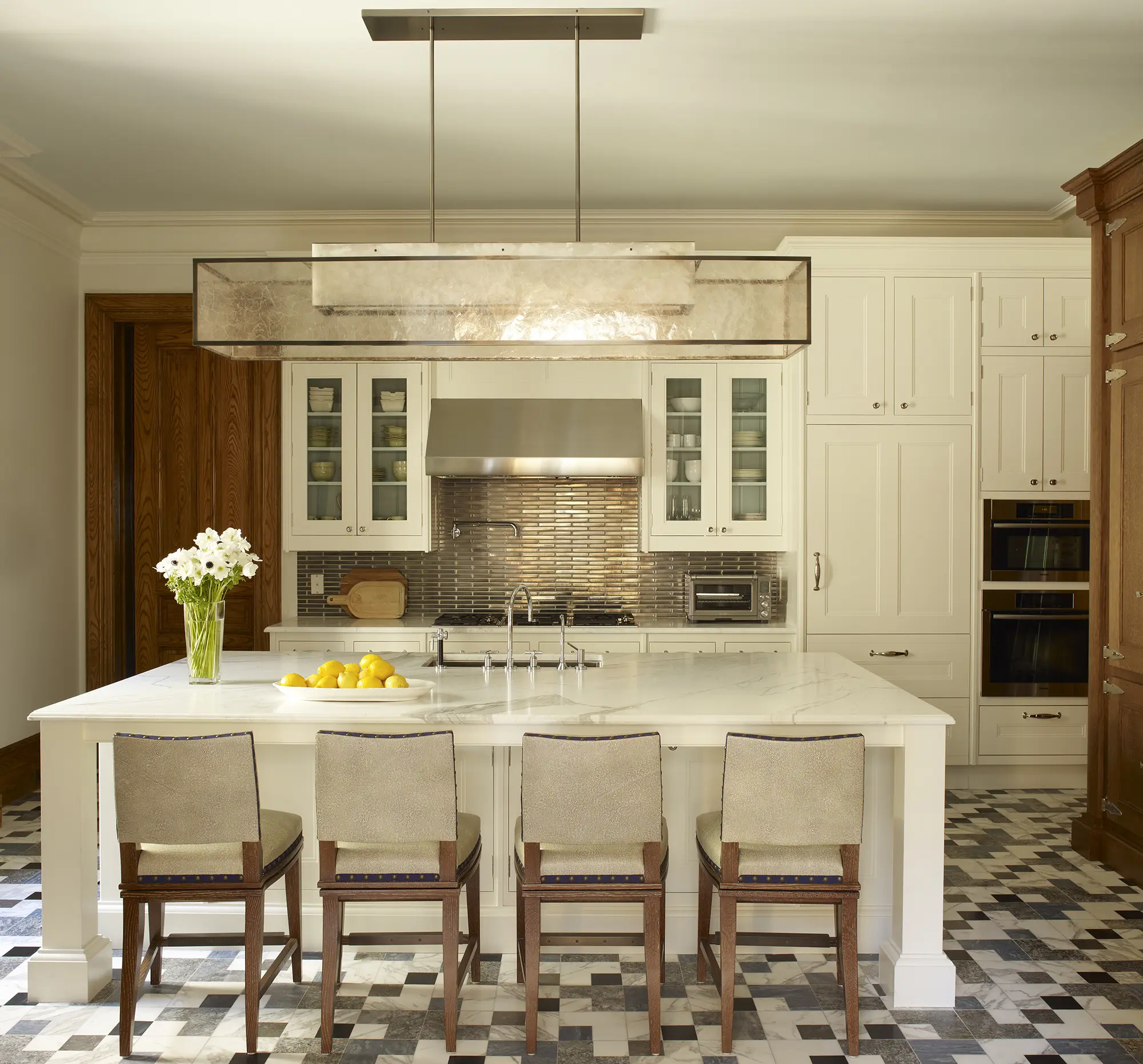 Jamie Drake Design. Landmark Living Photography by William Waldron.